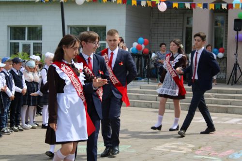Чепья урта  мәктәбендә бүген моңсу да, шатлыклы да тантана  - «Соңгы кыңгырау» бәйрәме узды (фото)