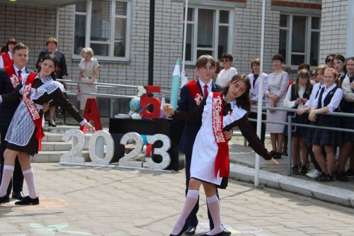 Чепья урта  мәктәбендә бүген моңсу да, шатлыклы да тантана  - «Соңгы кыңгырау» бәйрәме узды (фото)