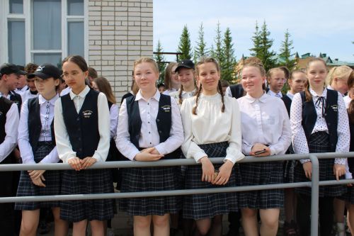 Чепья урта  мәктәбендә бүген моңсу да, шатлыклы да тантана  - «Соңгы кыңгырау» бәйрәме узды (фото)