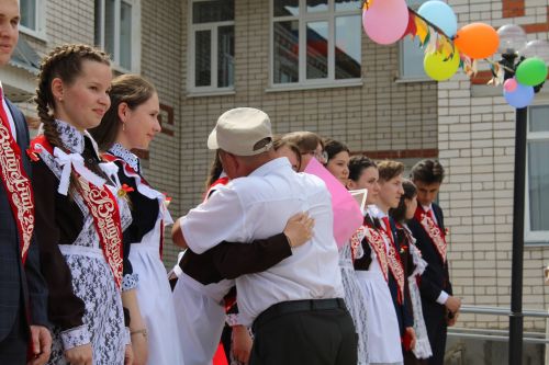 Чепья урта  мәктәбендә бүген моңсу да, шатлыклы да тантана  - «Соңгы кыңгырау» бәйрәме узды (фото)