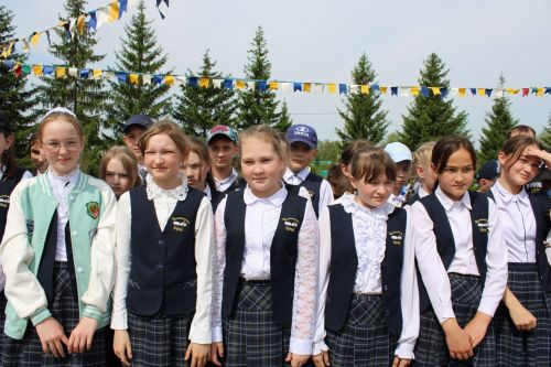 Чепья урта  мәктәбендә бүген моңсу да, шатлыклы да тантана  - «Соңгы кыңгырау» бәйрәме узды (фото)