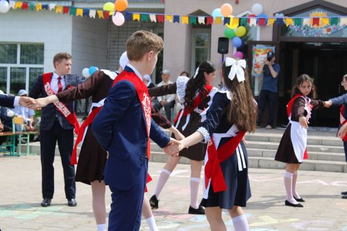 Чепья урта  мәктәбендә бүген моңсу да, шатлыклы да тантана  - «Соңгы кыңгырау» бәйрәме узды (фото)