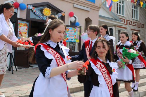 Чепья урта  мәктәбендә бүген моңсу да, шатлыклы да тантана  - «Соңгы кыңгырау» бәйрәме узды (фото)