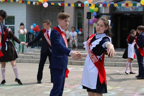 Чепья урта  мәктәбендә бүген моңсу да, шатлыклы да тантана  - «Соңгы кыңгырау» бәйрәме узды (фото)