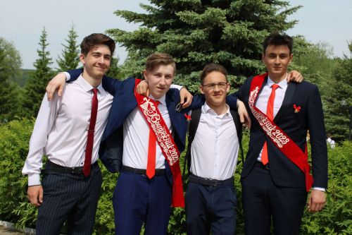 Чепья урта  мәктәбендә бүген моңсу да, шатлыклы да тантана  - «Соңгы кыңгырау» бәйрәме узды (фото)