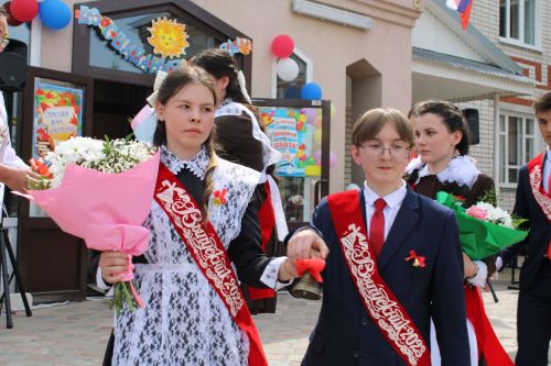 Чепья урта  мәктәбендә бүген моңсу да, шатлыклы да тантана  - «Соңгы кыңгырау» бәйрәме узды (фото)