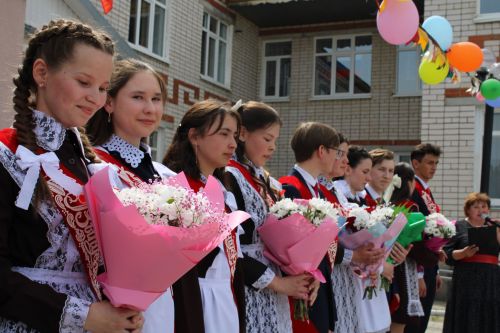 Чепья урта  мәктәбендә бүген моңсу да, шатлыклы да тантана  - «Соңгы кыңгырау» бәйрәме узды (фото)