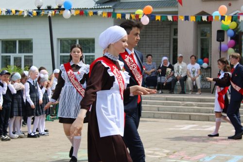 Чепья урта  мәктәбендә бүген моңсу да, шатлыклы да тантана  - «Соңгы кыңгырау» бәйрәме узды (фото)