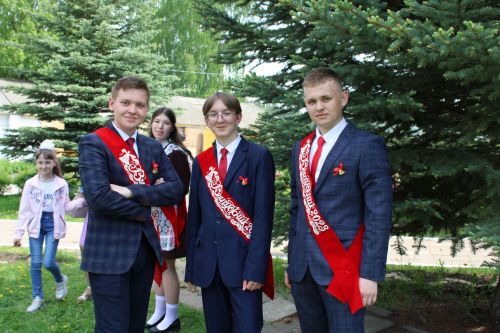 Чепья урта  мәктәбендә бүген моңсу да, шатлыклы да тантана  - «Соңгы кыңгырау» бәйрәме узды (фото)