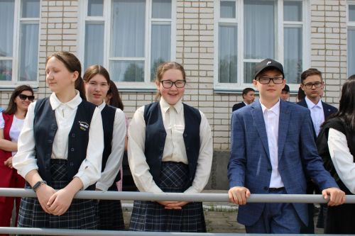 Чепья урта  мәктәбендә бүген моңсу да, шатлыклы да тантана  - «Соңгы кыңгырау» бәйрәме узды (фото)