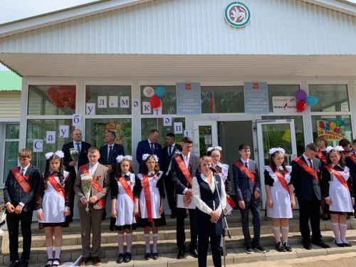 Салавыч күппрофильле лицеенда узган «Соңгы кыңгырау» бәйрәмендә район башлыгы Рамил Нотфуллин да катнашты (фото)