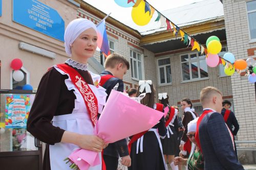Чепья урта  мәктәбендә бүген моңсу да, шатлыклы да тантана  - «Соңгы кыңгырау» бәйрәме узды (фото)