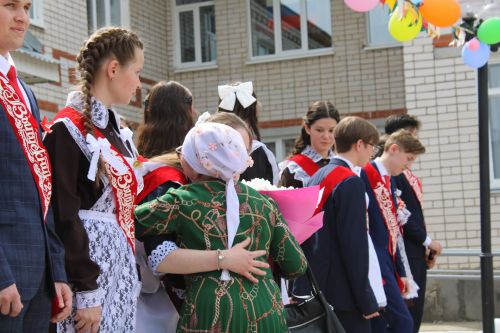 Чепья урта  мәктәбендә бүген моңсу да, шатлыклы да тантана  - «Соңгы кыңгырау» бәйрәме узды (фото)