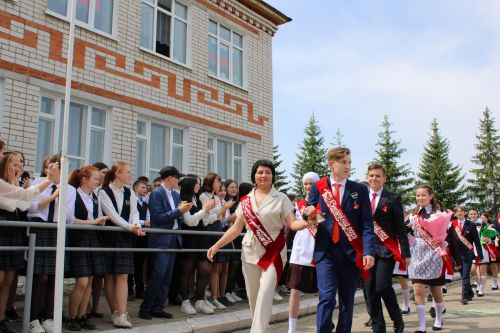 Чепья урта  мәктәбендә бүген моңсу да, шатлыклы да тантана  - «Соңгы кыңгырау» бәйрәме узды (фото)