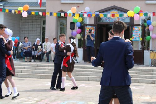 Чепья урта  мәктәбендә бүген моңсу да, шатлыклы да тантана  - «Соңгы кыңгырау» бәйрәме узды (фото)