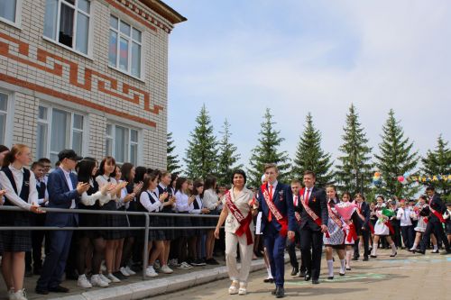 Чепья урта  мәктәбендә бүген моңсу да, шатлыклы да тантана  - «Соңгы кыңгырау» бәйрәме узды (фото)