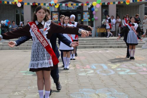 Чепья урта  мәктәбендә бүген моңсу да, шатлыклы да тантана  - «Соңгы кыңгырау» бәйрәме узды (фото)