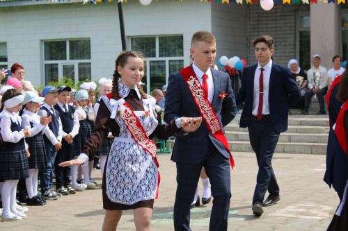Чепья урта  мәктәбендә бүген моңсу да, шатлыклы да тантана  - «Соңгы кыңгырау» бәйрәме узды (фото)