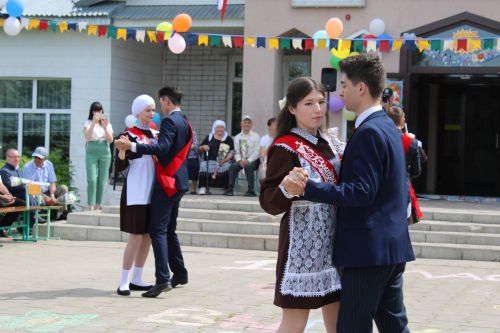 Чепья урта  мәктәбендә бүген моңсу да, шатлыклы да тантана  - «Соңгы кыңгырау» бәйрәме узды (фото)