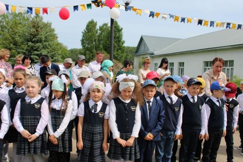 Чепья урта  мәктәбендә бүген моңсу да, шатлыклы да тантана  - «Соңгы кыңгырау» бәйрәме узды (фото)