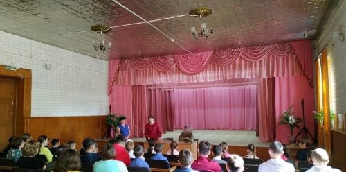 Ялга кайткан Рамил мәктәп укучылары белән очрашты (фото)