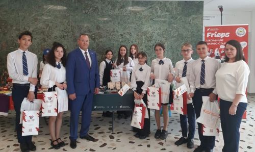 Гимназиялеләр финанс грамоталыкка өйрәнеп, товарларын социаль челтәрләр аша рекламалап сатуга ирештеләр (фото)