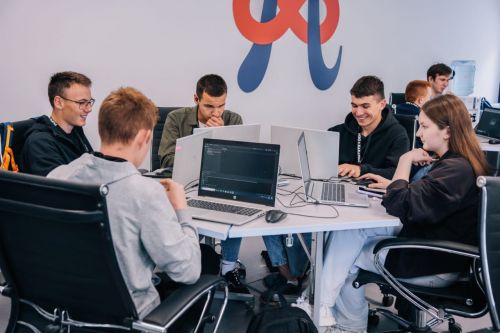 Балтач мәктәбенең чыгарылыш укучылары программалаштыру буенча республика хакатонында катнашты (фото)