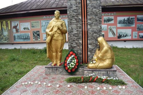Нөнәгәр авылында Хәтер аллеясы ачылды (фоторепортаж)