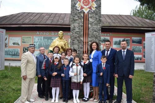 Нөнәгәр авылында Хәтер аллеясы ачылды (фоторепортаж)