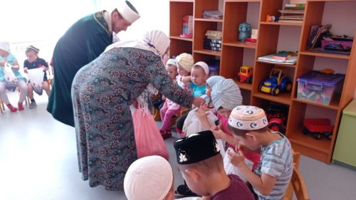 Сабыйларны кемнәр сөендергән? (фото)