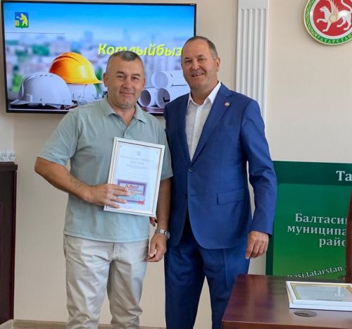 Мактаулы төзүчеләрне бүләкләү (+ күп фото)