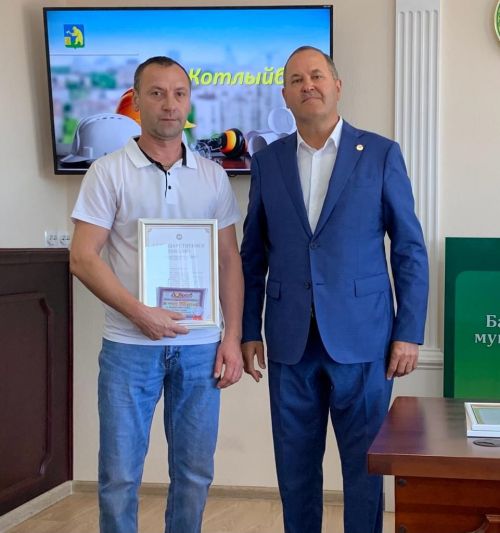 Мактаулы төзүчеләрне бүләкләү (+ күп фото)