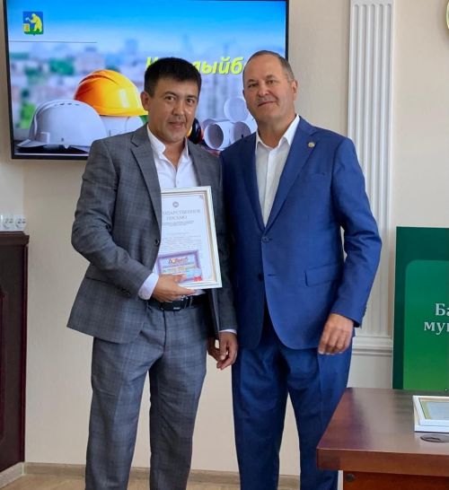 Мактаулы төзүчеләрне бүләкләү (+ күп фото)