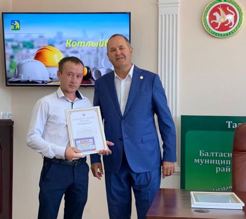Мактаулы төзүчеләрне бүләкләү (+ күп фото)