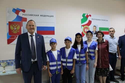 Август киңәшмәсе -2: Салавыч лицее җирле җитәкчелек белән эшли белә