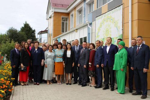 Август киңәшмәсе -2: Салавыч лицее җирле җитәкчелек белән эшли белә