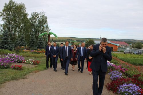 Август киңәшмәсе -2: Салавыч лицее җирле җитәкчелек белән эшли белә
