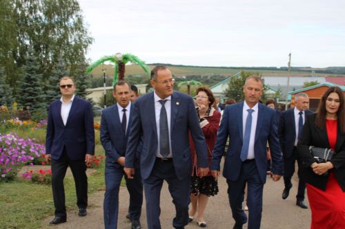 Август киңәшмәсе -2: Салавыч лицее җирле җитәкчелек белән эшли белә