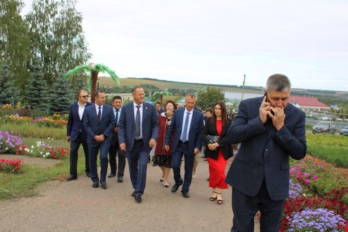 Август киңәшмәсе -2: Салавыч лицее җирле җитәкчелек белән эшли белә