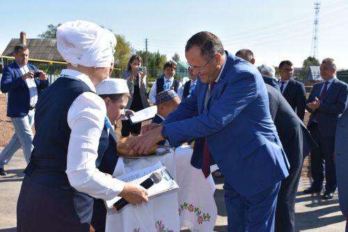 Кызыл тасмалар киселде... Алан мәктәп-бакча комплексы ишекләрен ачты (бик күп фото)