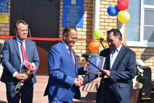 Кызыл тасмалар киселде... Алан мәктәп-бакча комплексы ишекләрен ачты (бик күп фото)