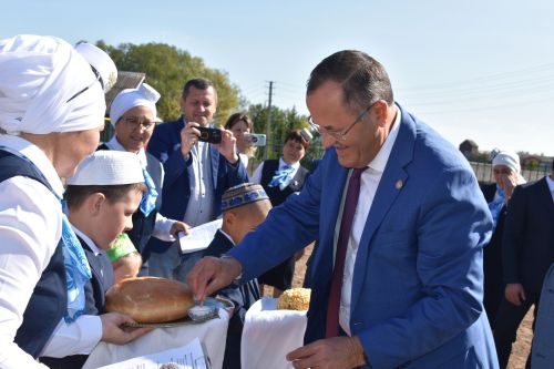 Кызыл тасмалар киселде... Алан мәктәп-бакча комплексы ишекләрен ачты (бик күп фото)