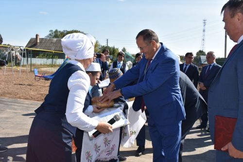 Кызыл тасмалар киселде... Алан мәктәп-бакча комплексы ишекләрен ачты (бик күп фото)