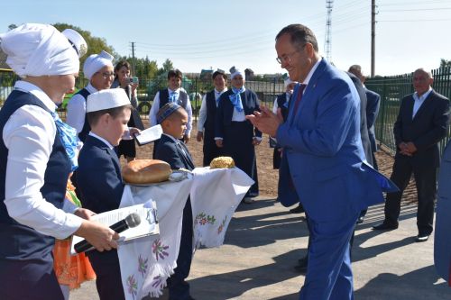 Кызыл тасмалар киселде... Алан мәктәп-бакча комплексы ишекләрен ачты (бик күп фото)