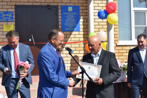 Кызыл тасмалар киселде... Алан мәктәп-бакча комплексы ишекләрен ачты (бик күп фото)