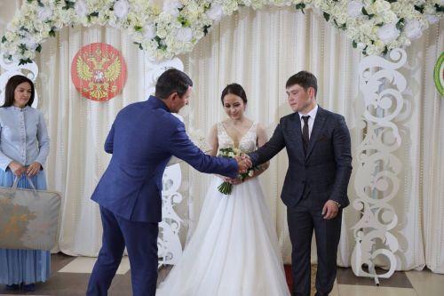 Район ЗАГС бүлегендә 100 парның никахлары теркәлде (фото)