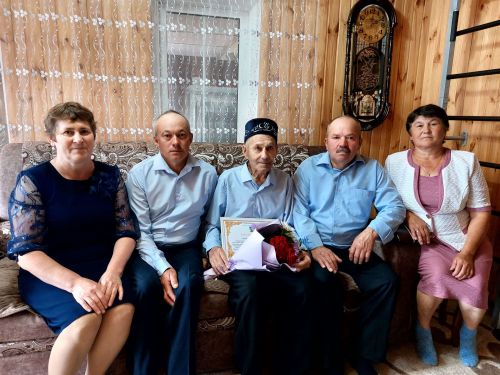 «Кирәк, дип әйткәч, барысын да эшләдек», ди Салавыч авылында яшәүче, 90 яшен тутырган Гарифҗан Хәкимов
