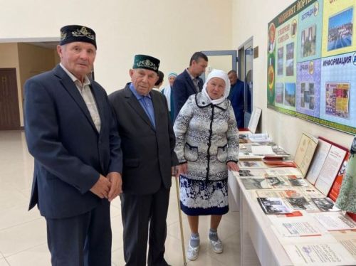 «Казан арты» музее хезмәткәрләре Балтачта китап тәкъдир итте (фото)