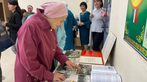 «Казан арты» музее хезмәткәрләре Балтачта китап тәкъдир итте (фото)