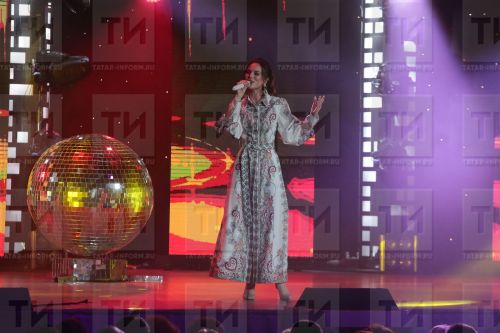 Алия Карачурина язылучыларының төртмәле сорауларына җавап биргән